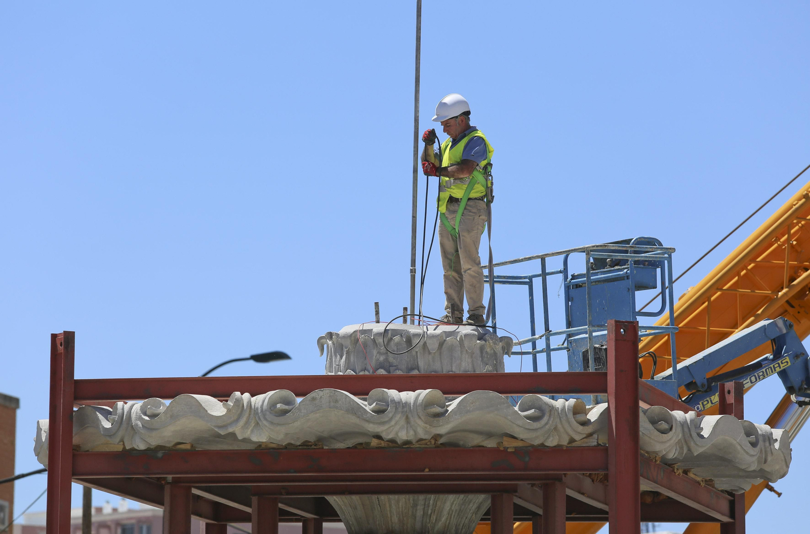 Fotos de la fuente de las Tres Gitanillas, que ya luce en la Avenida de Andalucía de Málaga