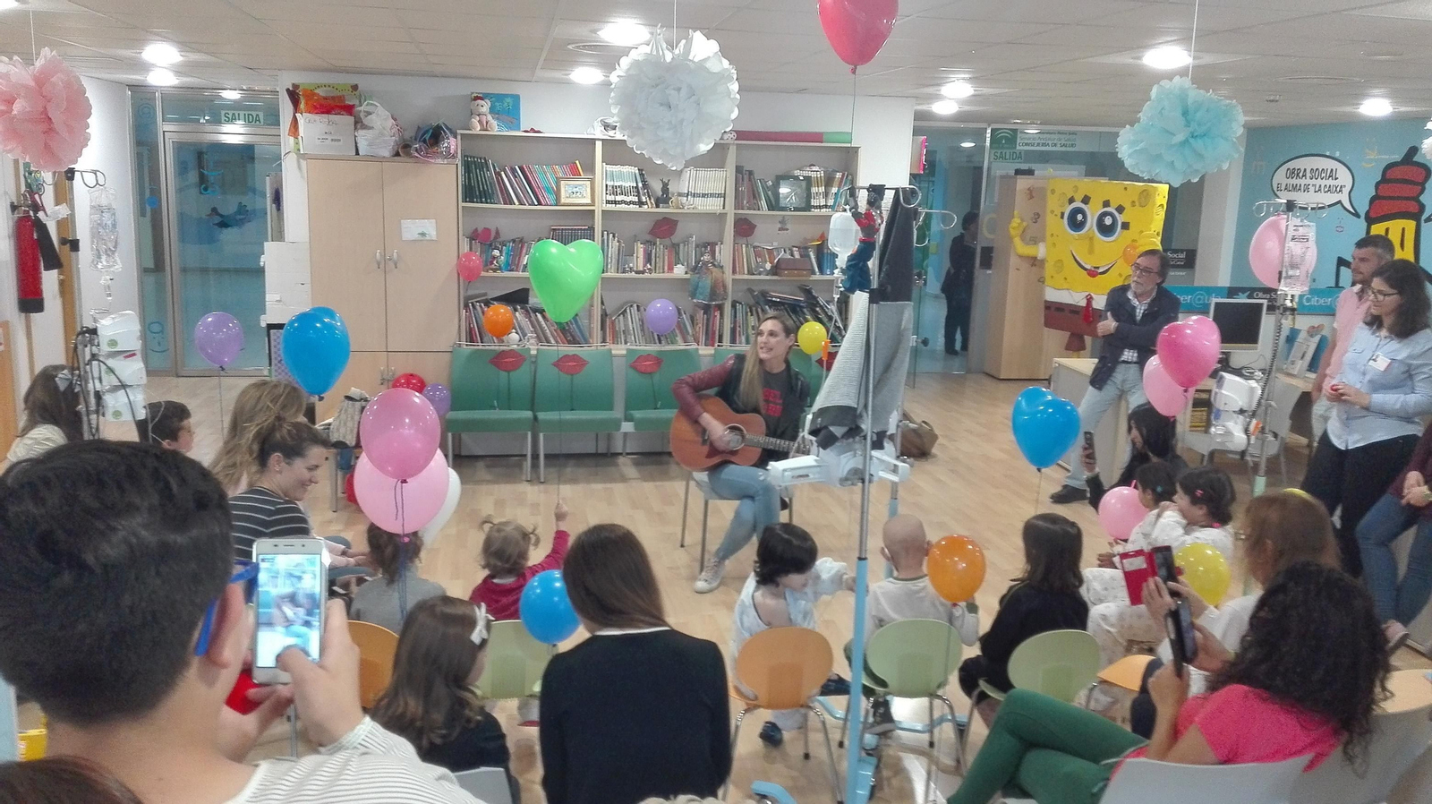 Conchita, durante su actuación ante los niños ingresados en el Hospital Infantil.