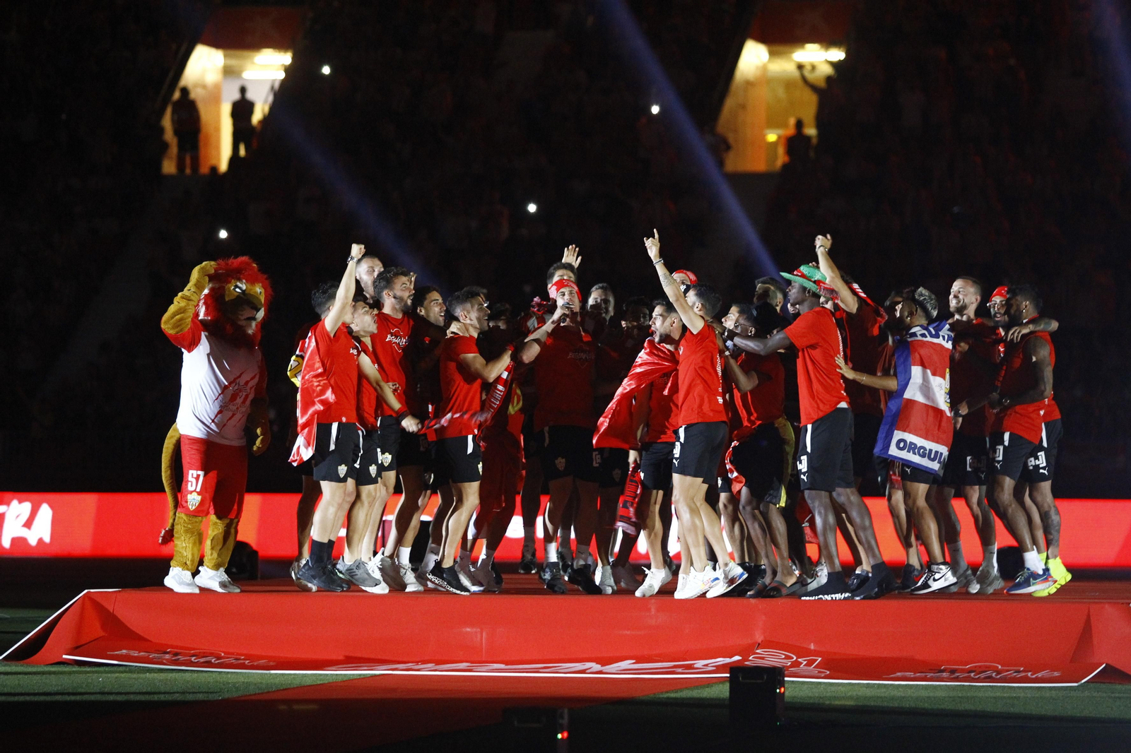Las imágenes de la fiesta del ascenso de la U.D. Almería en el Estadio Mediterráneo.