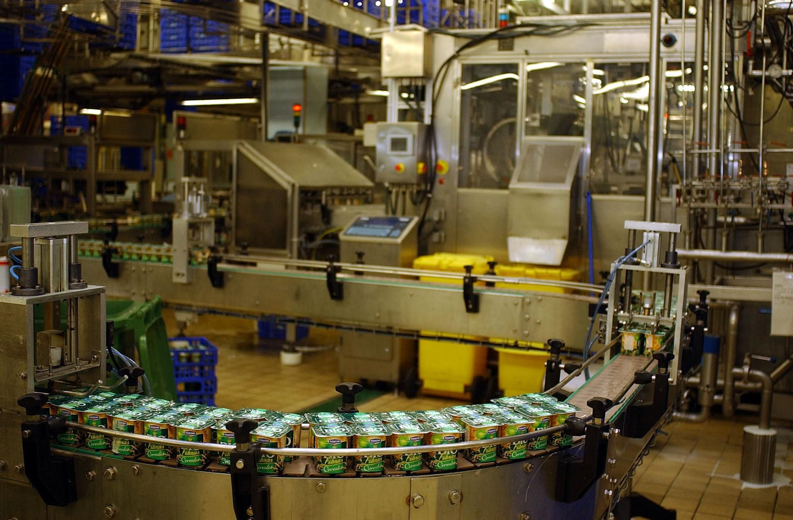 Danone advierte de una inminente ruptura de suministro en toda España por el paro del transporte