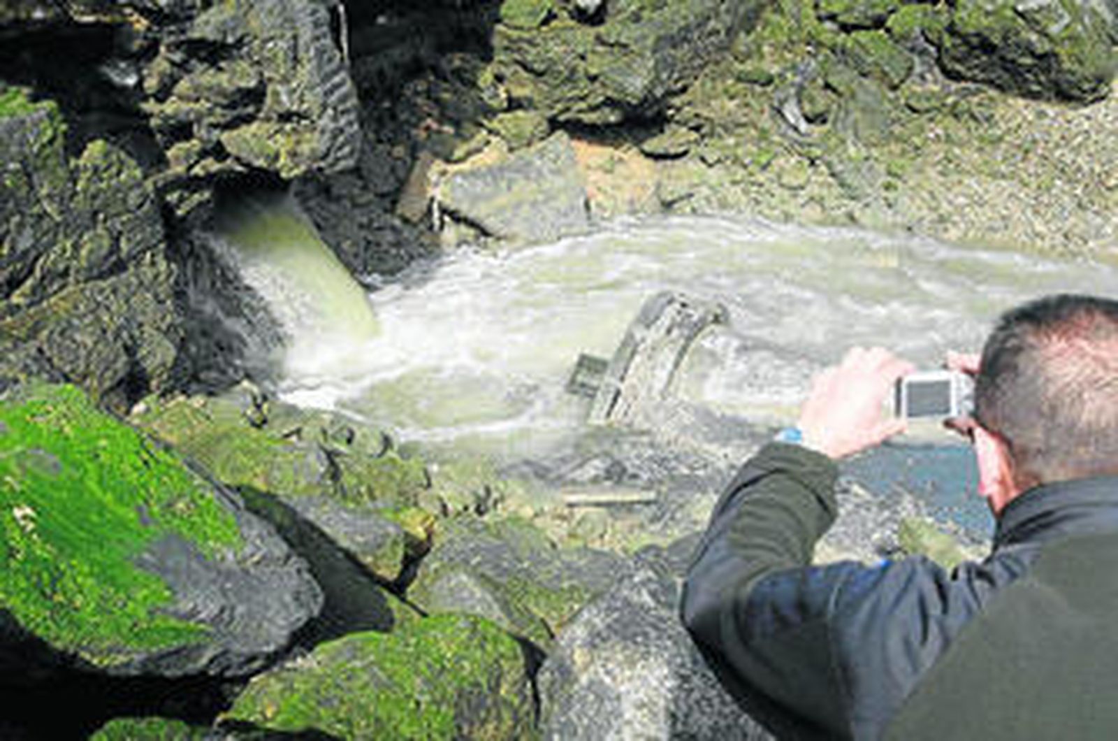 Un técnico de la Junta fotografía uno de los vertidos.