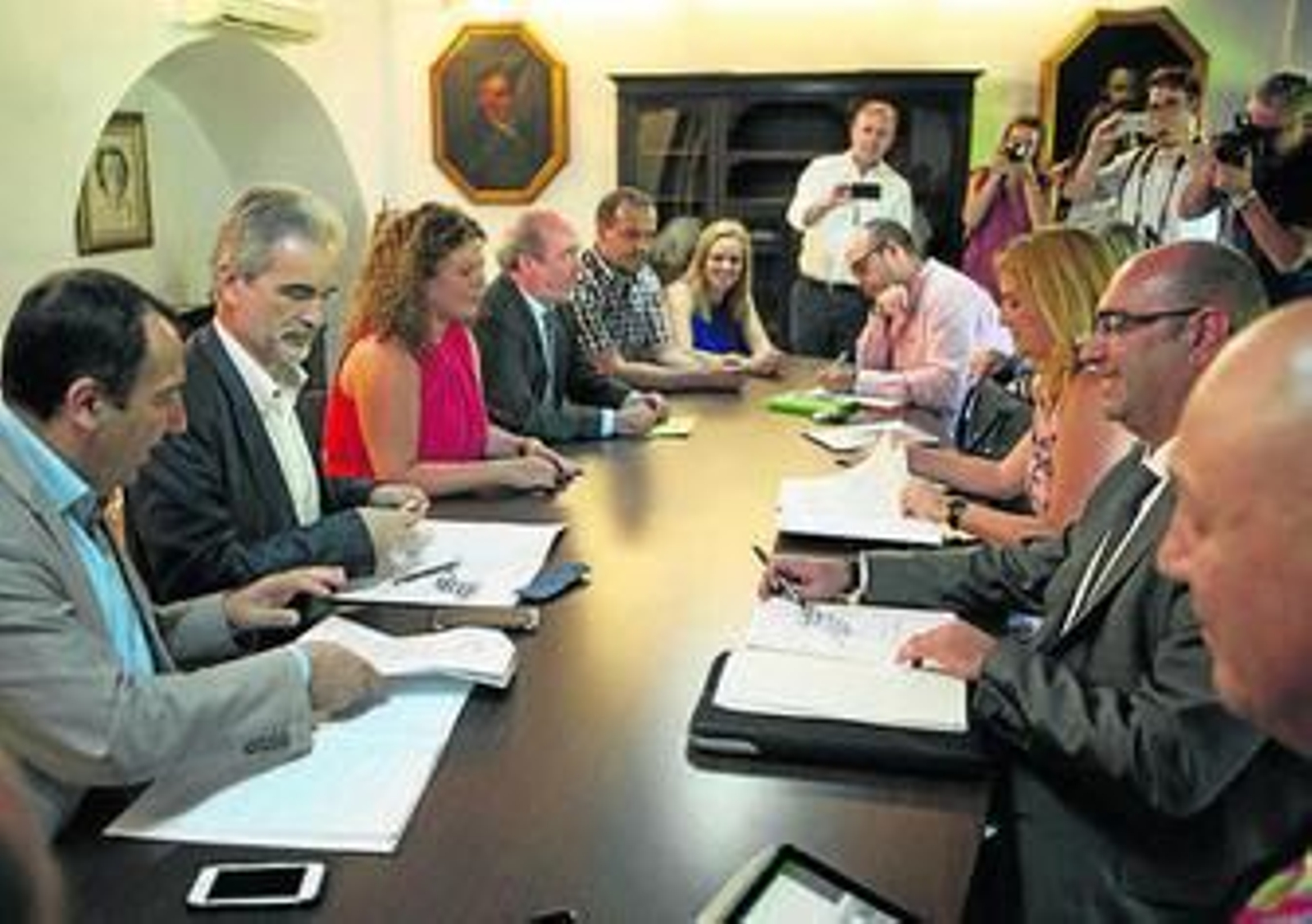 Reunión del consejero de Salud con representantes municipales de Ronda.