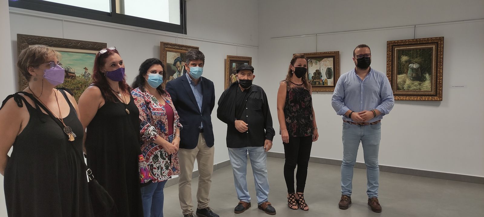 Familia de Francisco Cobos y miembros de la corporación municipal montillana en la exposición.