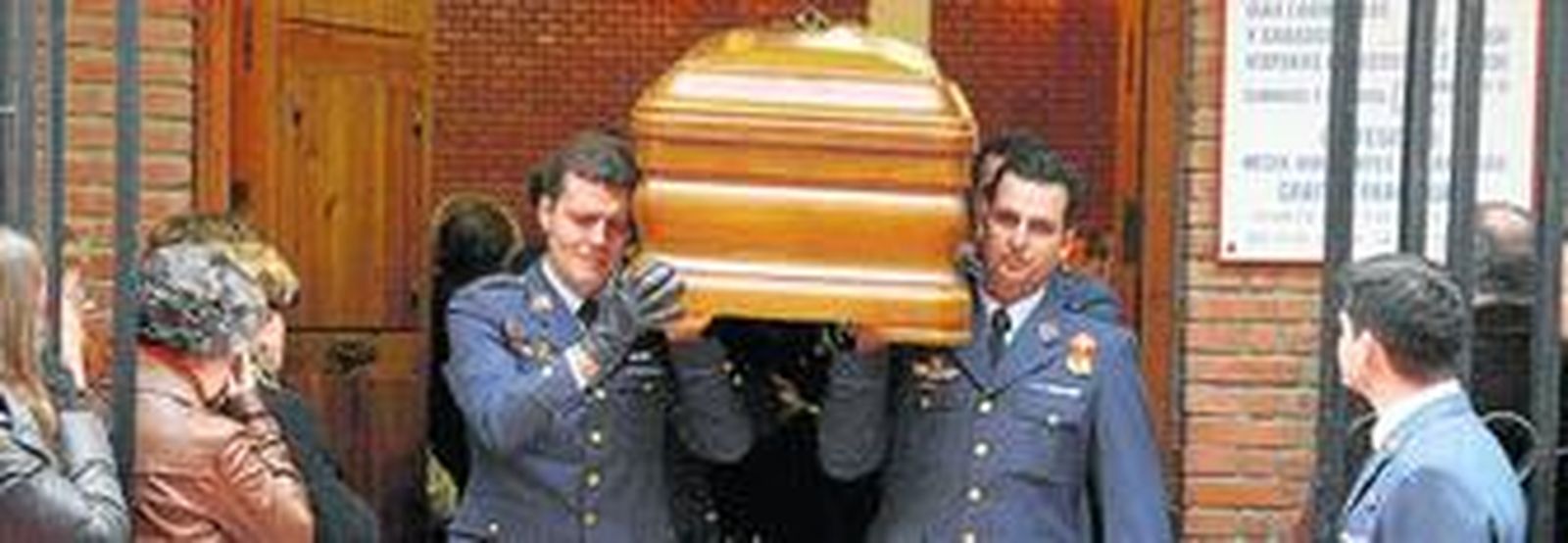 Los pilotos del Ejército del Aire portaron el féretro del fallecido en la Iglesia del Espíritu Santo de la capital almeriense.