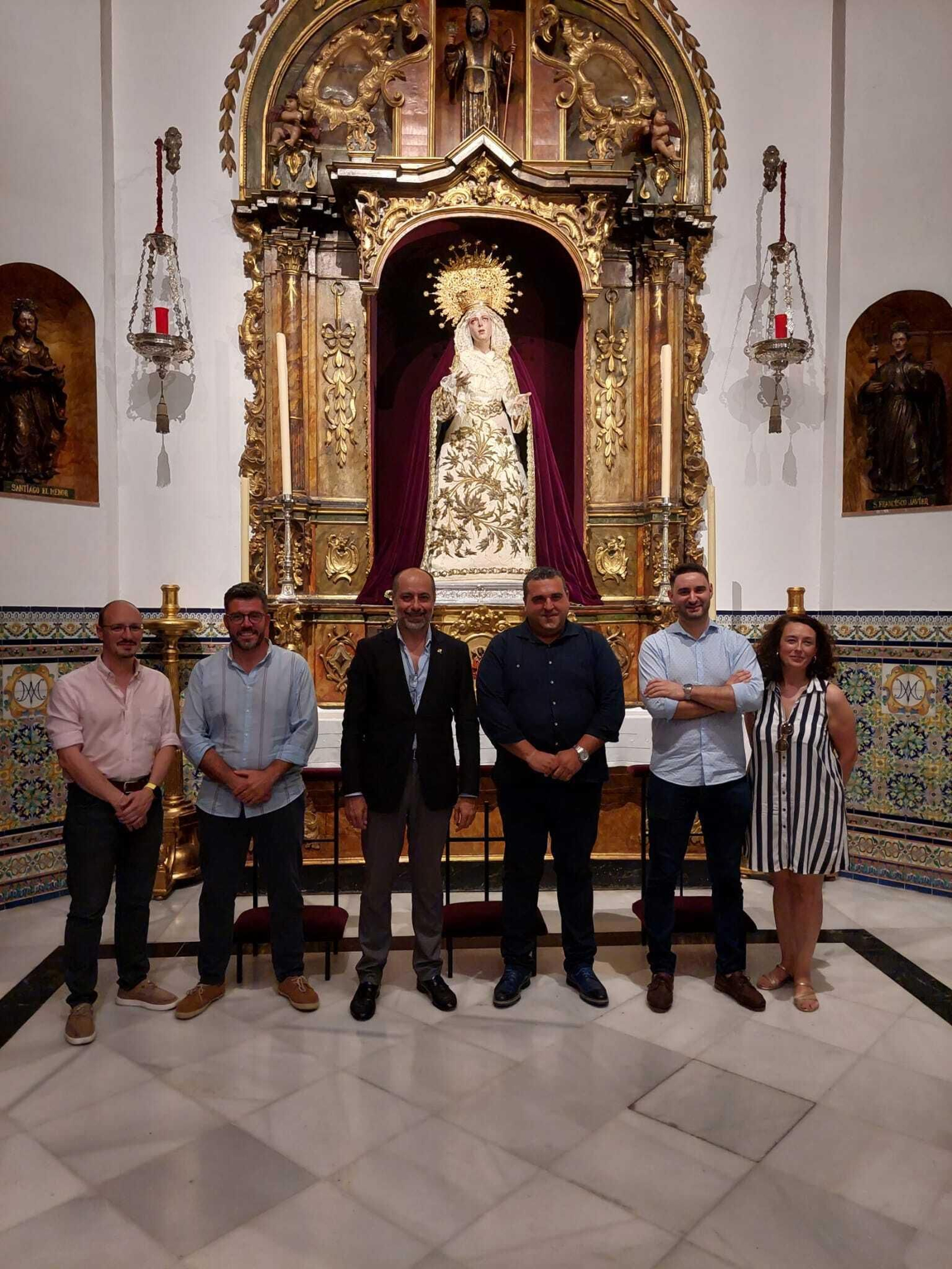 Fotografía de familia entre la hermandad y la banda