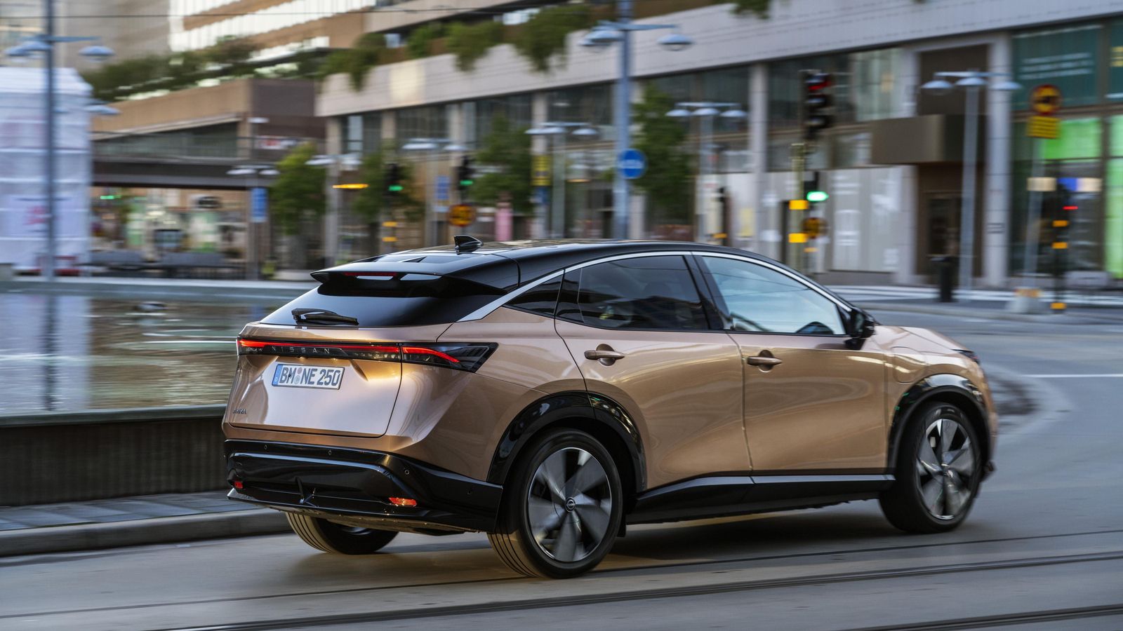 A partir del pilar central se produce una suave caída del techo hacia el portón del maletero, menos dramática que la marcada por la línea cromada de la zona superior de las puertas.