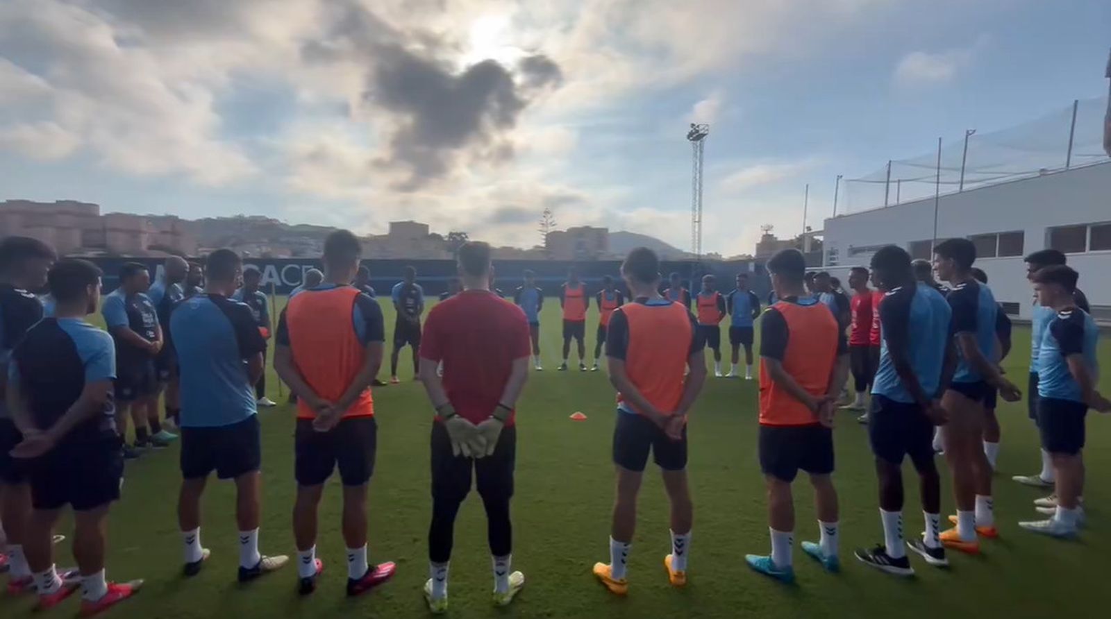 Los jugadores hacen un minuto de silencio por el padre de Dioni