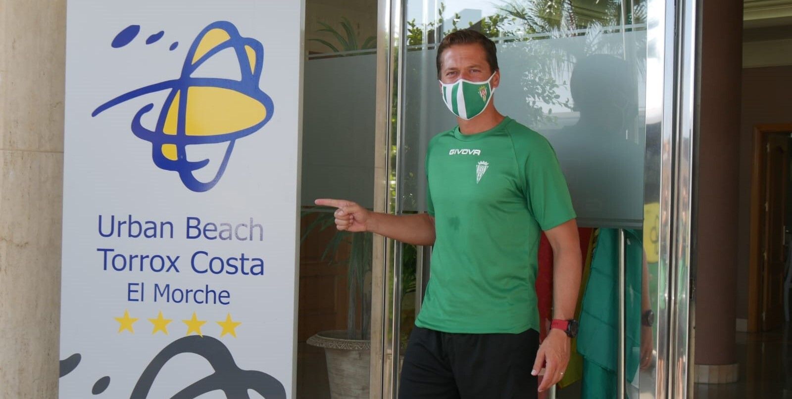 Víctor Salas, a las puertas del hotel de concentración del Córdoba CF.