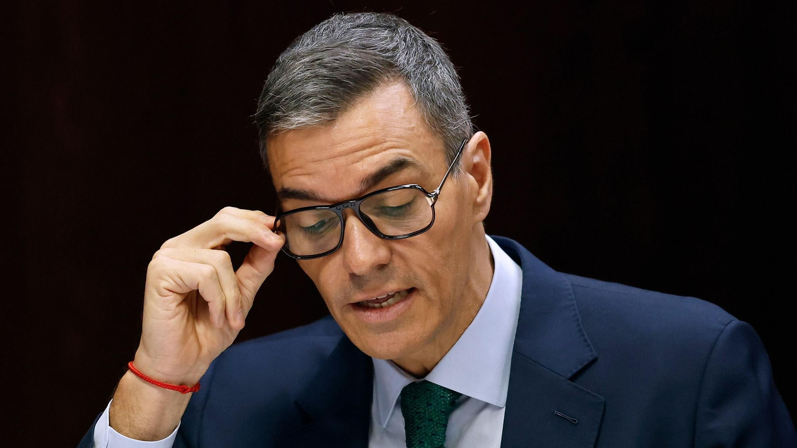 Pedro Sánchez, con gafas, ayer en el Senado.