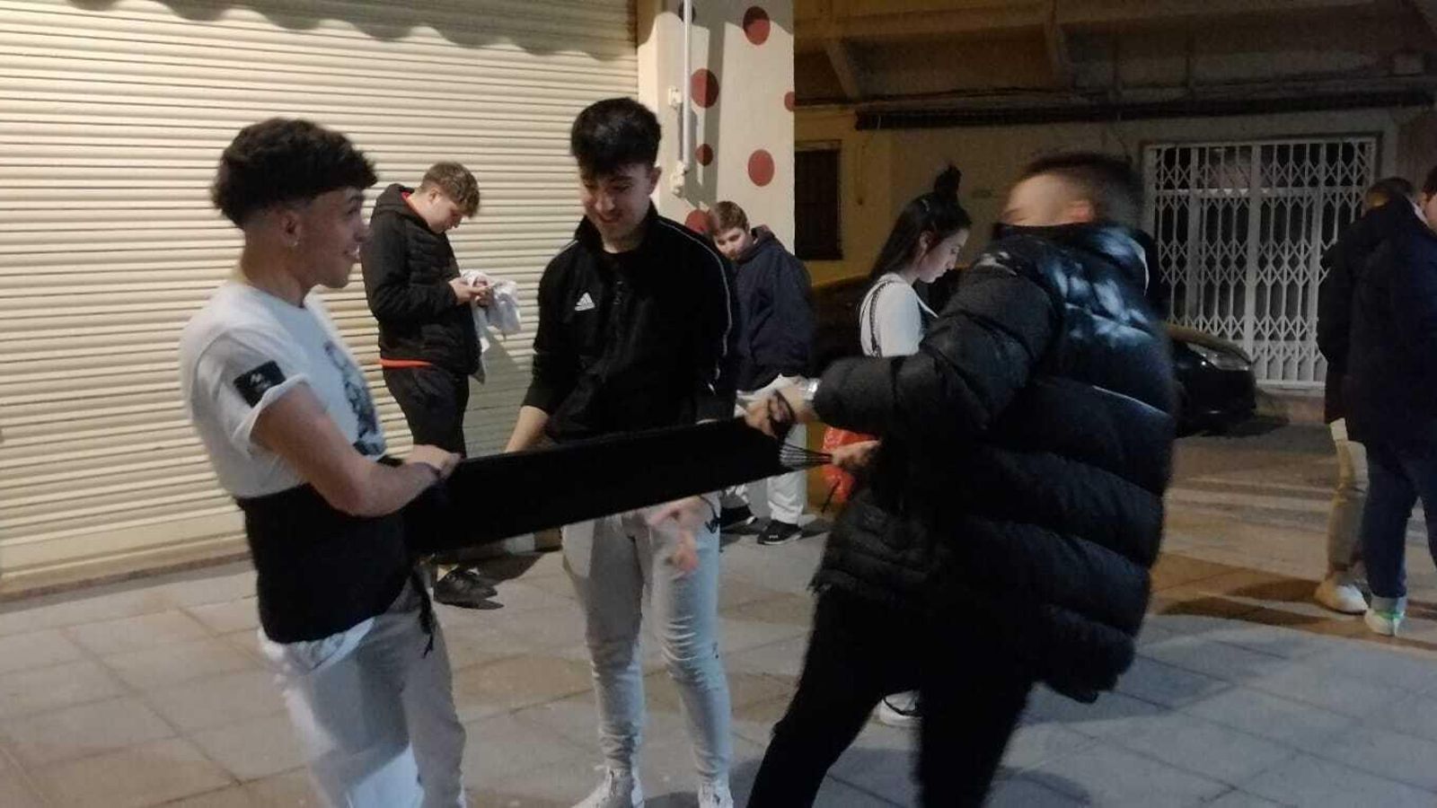 Un costalero se enfaja antes de un ensayo con Macarena.