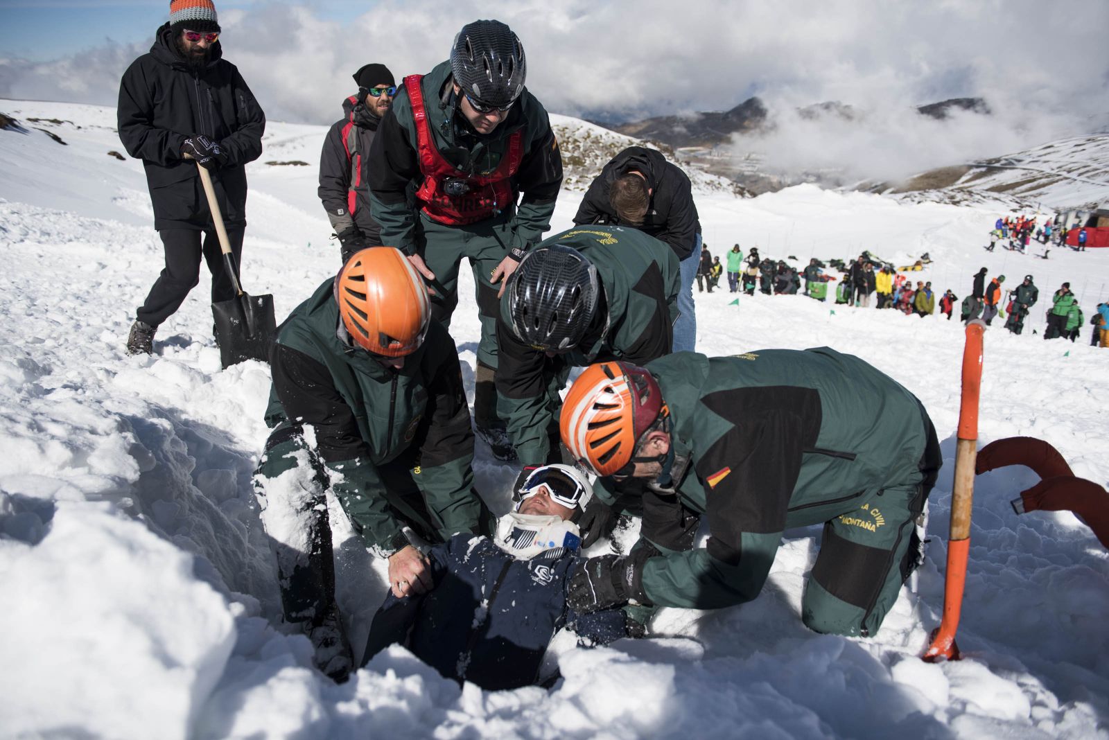 Agentes del Servicio de Rescate de la Guarrdia Civil inmovilizan al herido en el simulacro celebrado ayer.