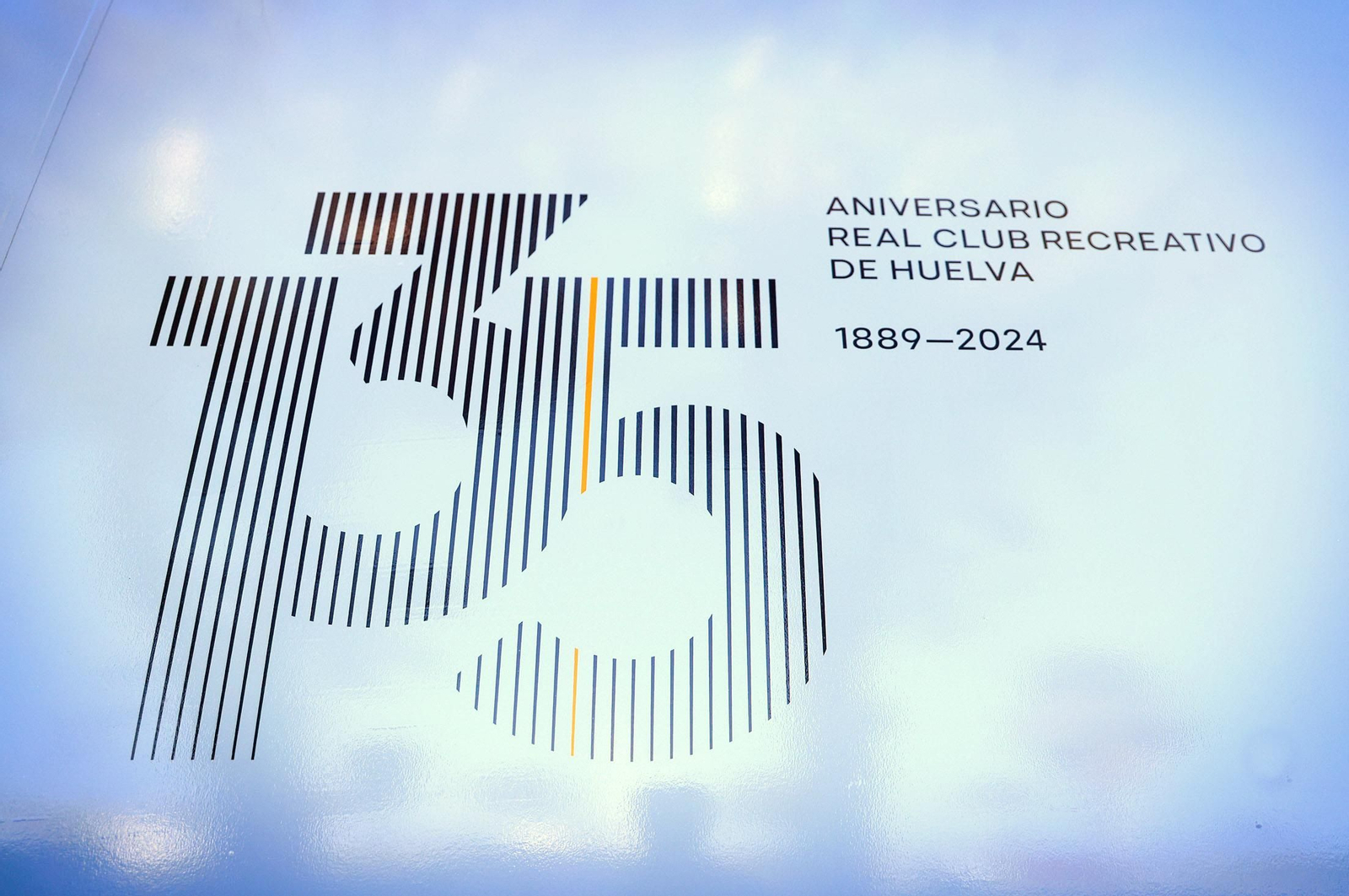 Imágenes del nuevo autobús oficial del Recreativo de Huelva