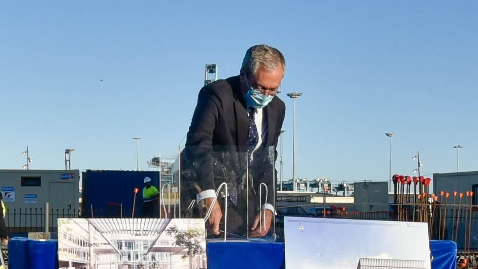 Las fotos del la visita de Juanma Moreno a las obras del Lago maritimo