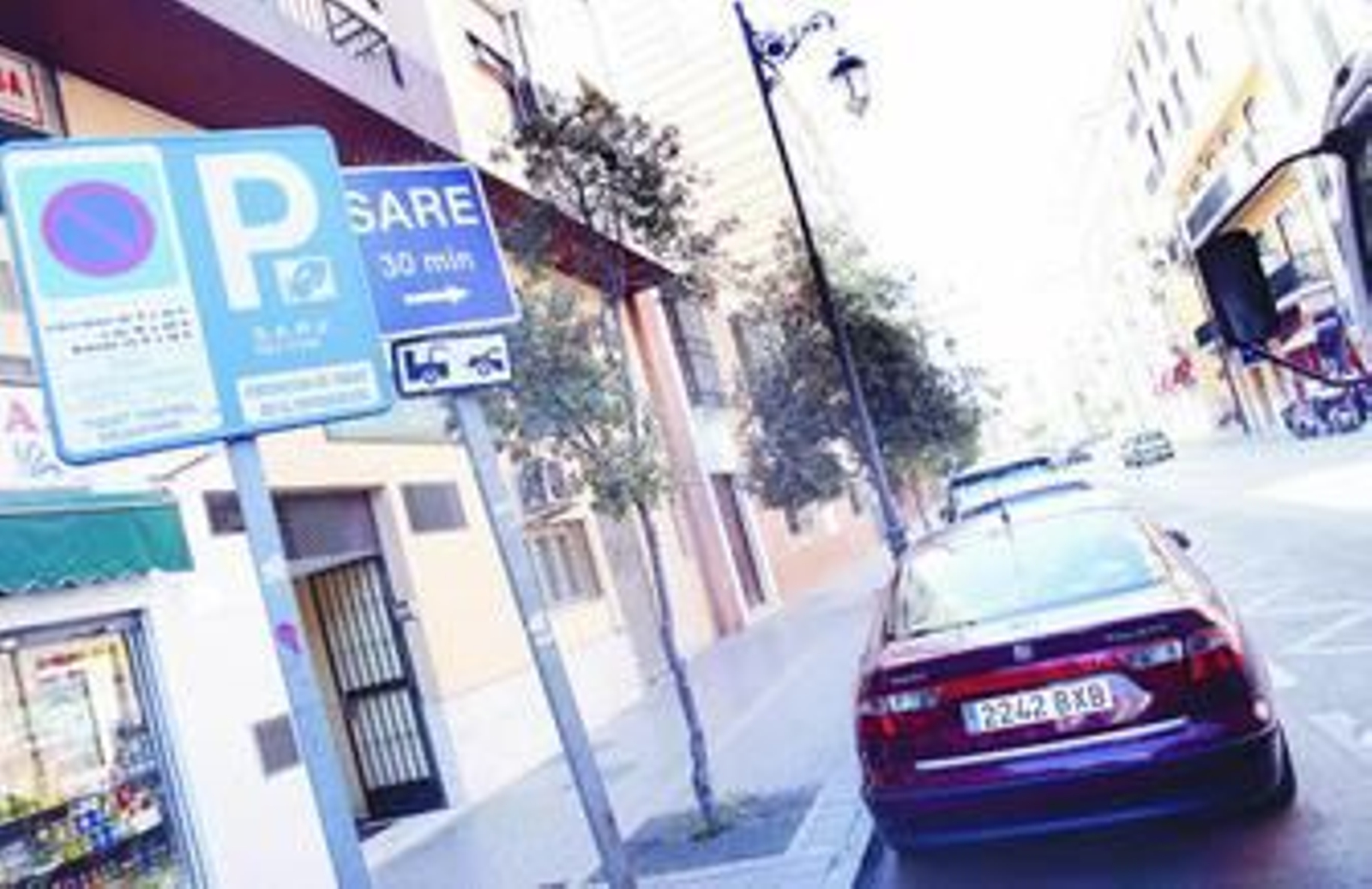 Cartel que señaliza una zona azul de aparcamientos en una calle de la capital.