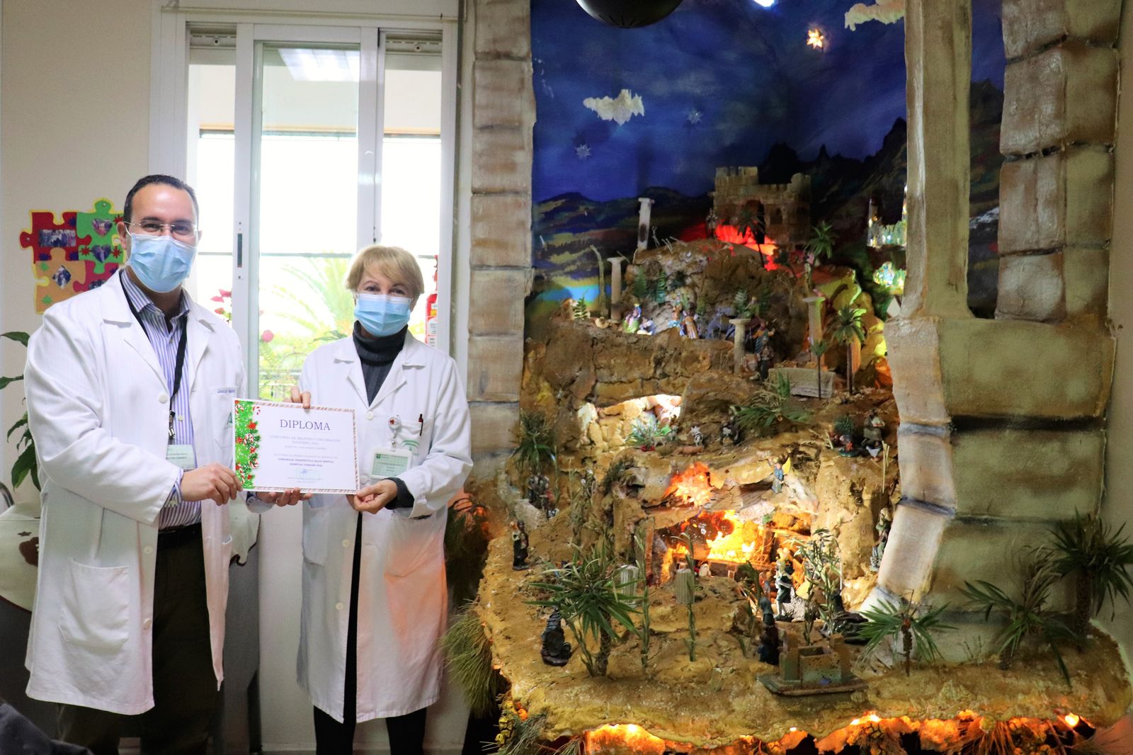 Entrega del diploma del premio al belén ganador: Comunidad Terapéutica de Salud Mental del Hospital Vázquez Díaz.