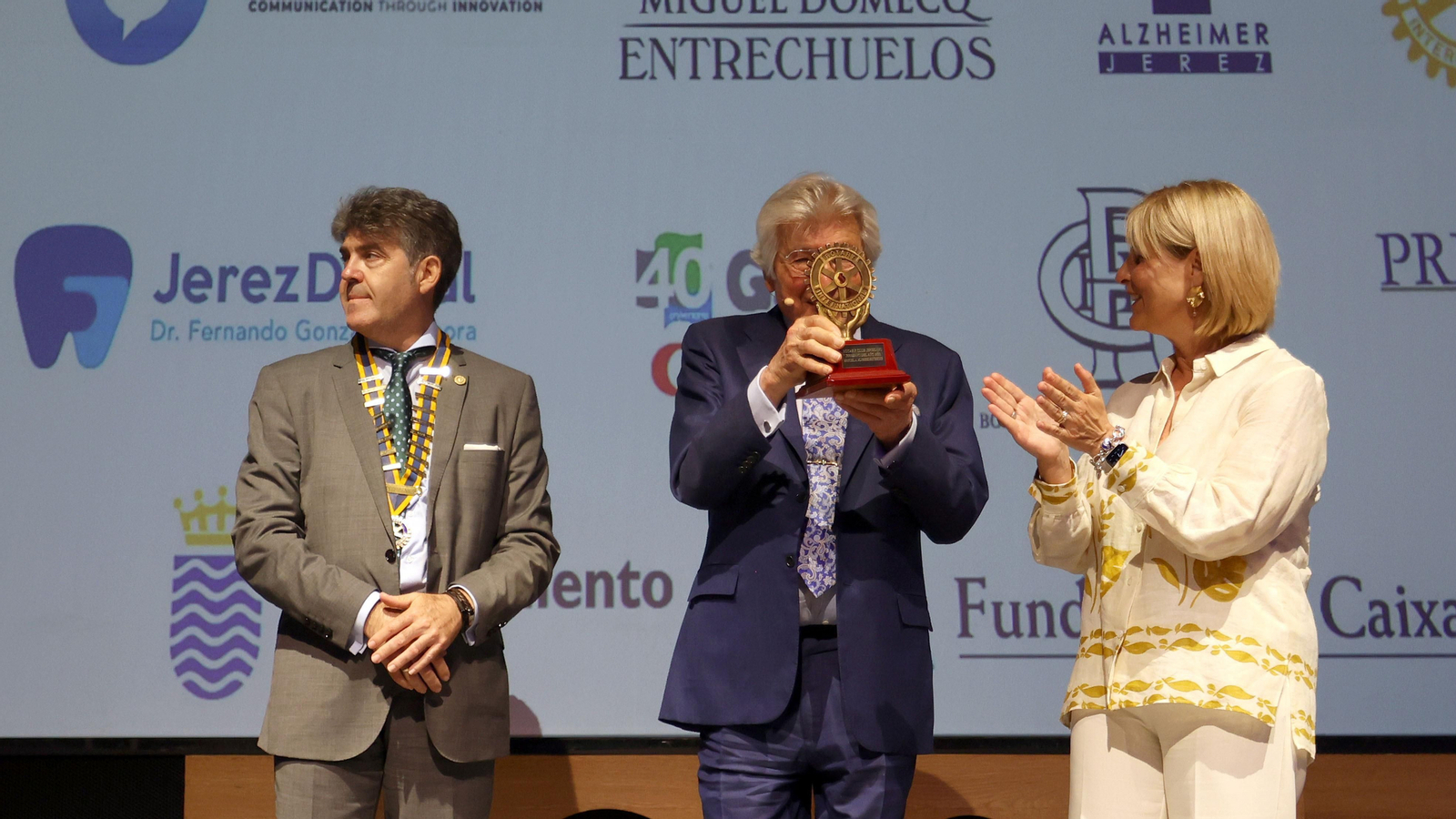 Manuel Alejandro recibe el premio Jerezano del Año del Rotary Club Jerez