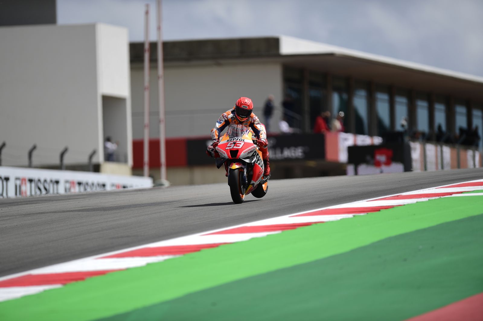 Marc Márquez clava la Honda y levanta la rueda trasera este sábado en los entrenamientos en Portimao.