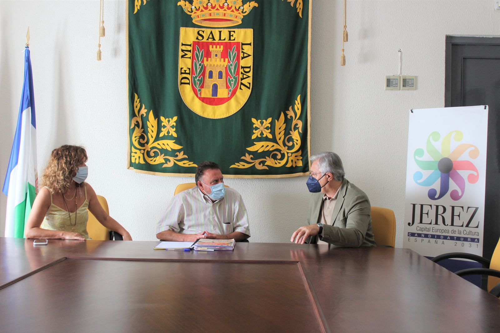 El alcalde de Olvera, Francisco Párraga, y la concejala-delegada de Turismo, Remedios Palma, con Paco Camas.