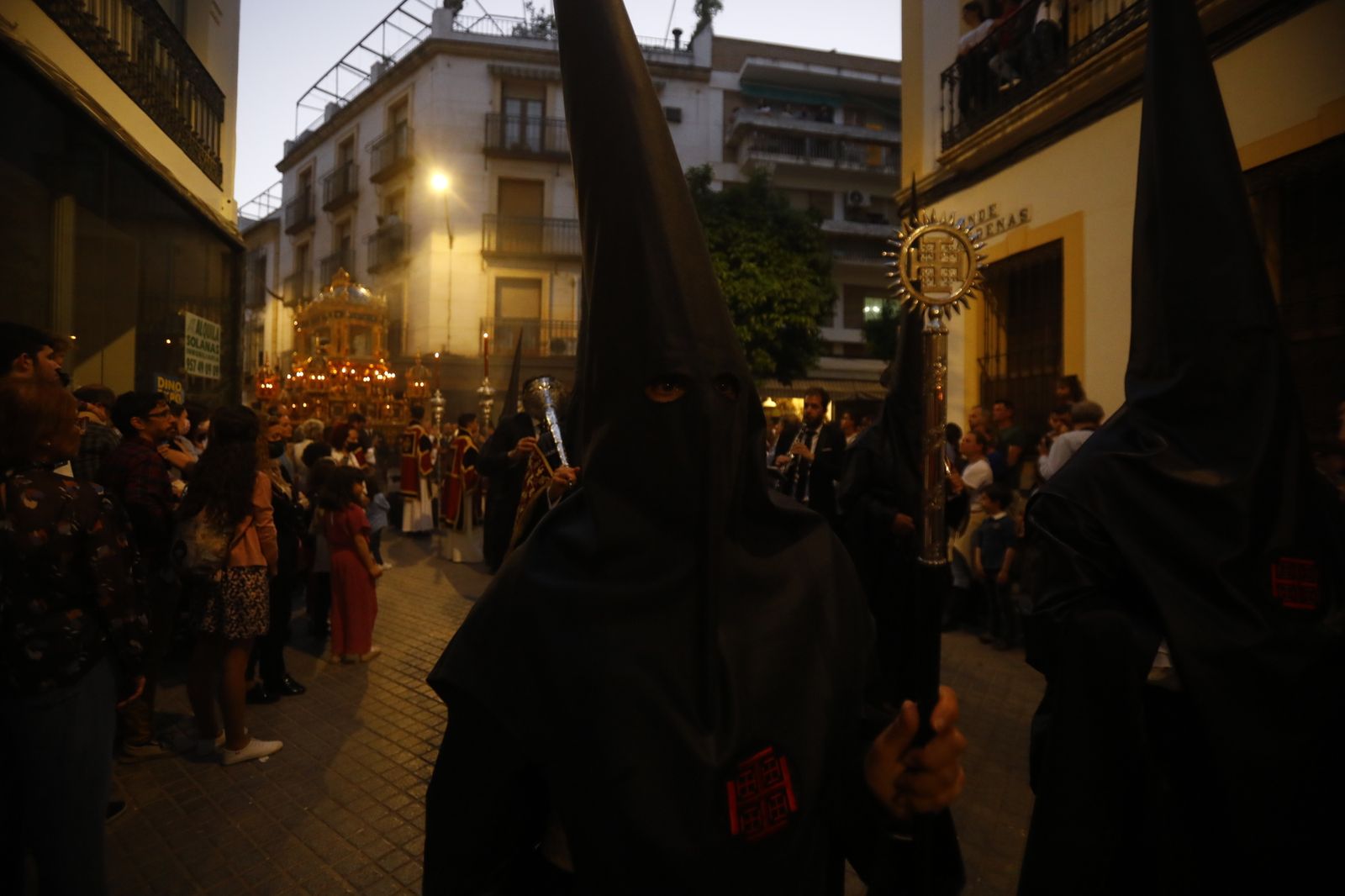 Viernes Santo en Córdoba: la procesión del Santo Sepulcro, en imágenes