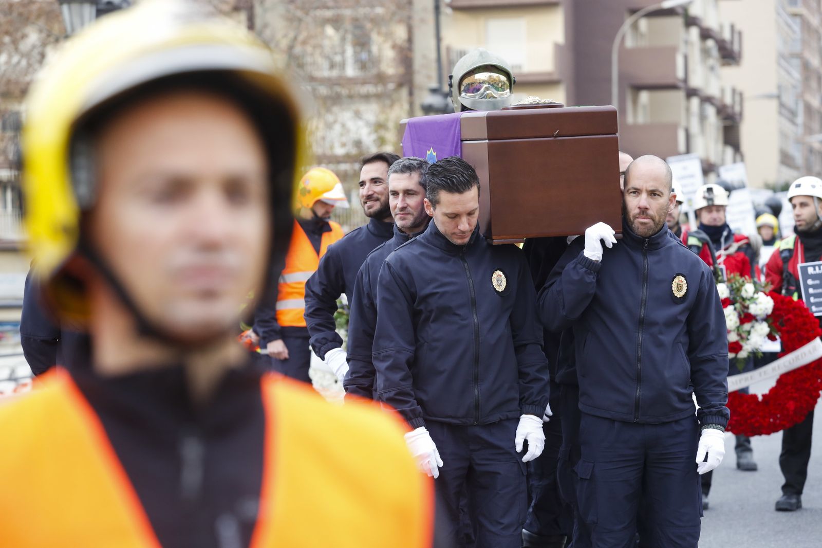 Las imágenes de la 'marcha fúnebre' de los bomberos en Málaga