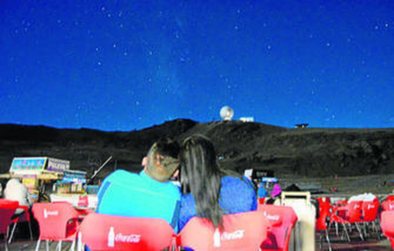 Bea y Santi fueron una de las muchas parejas que subieron a Sierra Nevada la pasada madrugada para disfrutar de un cielo plagado de estrellas.