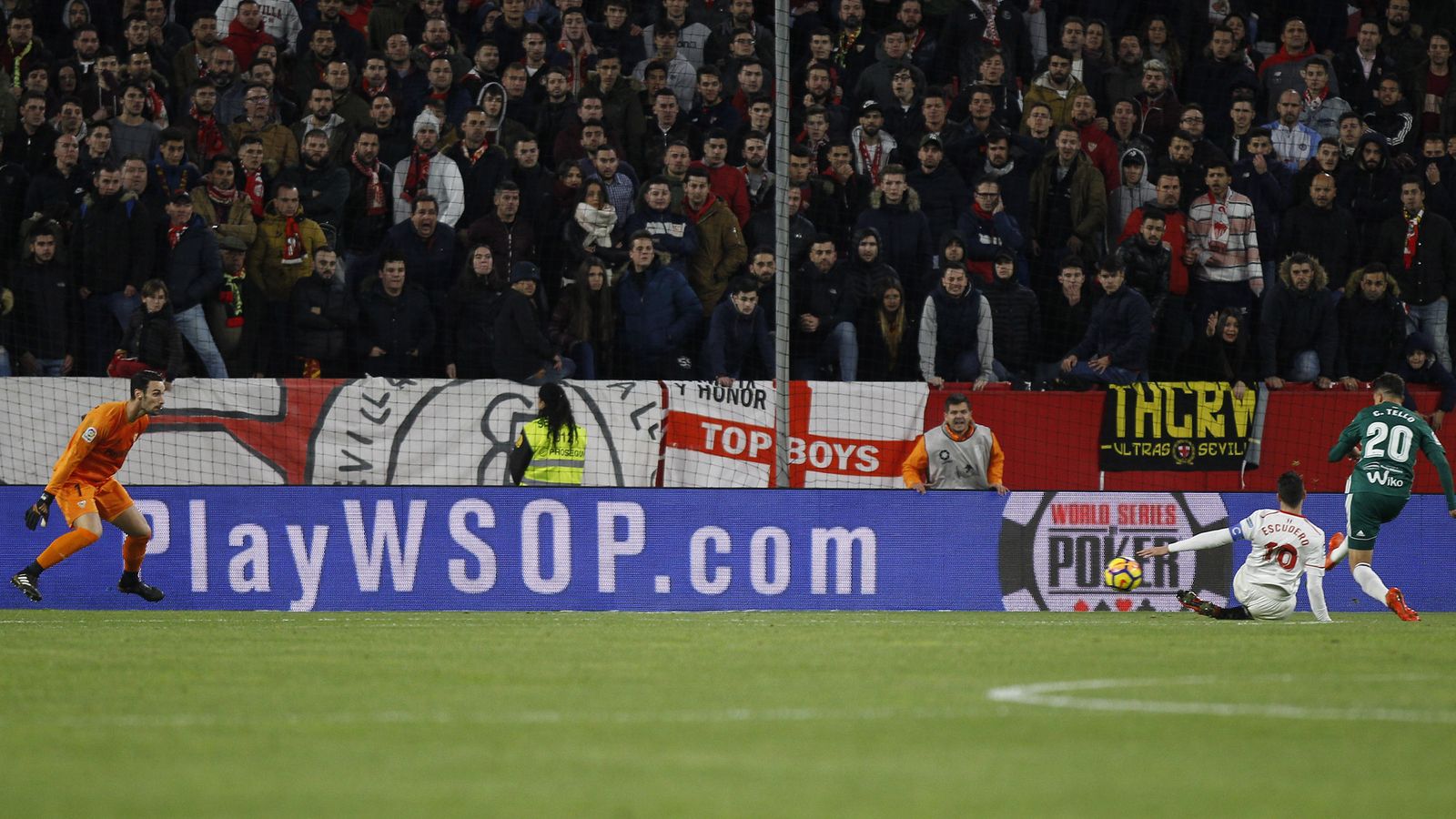 Tello, en el momento de hacer el quinto gol del Betis en el derbi en Nervión del curso 2017-18.