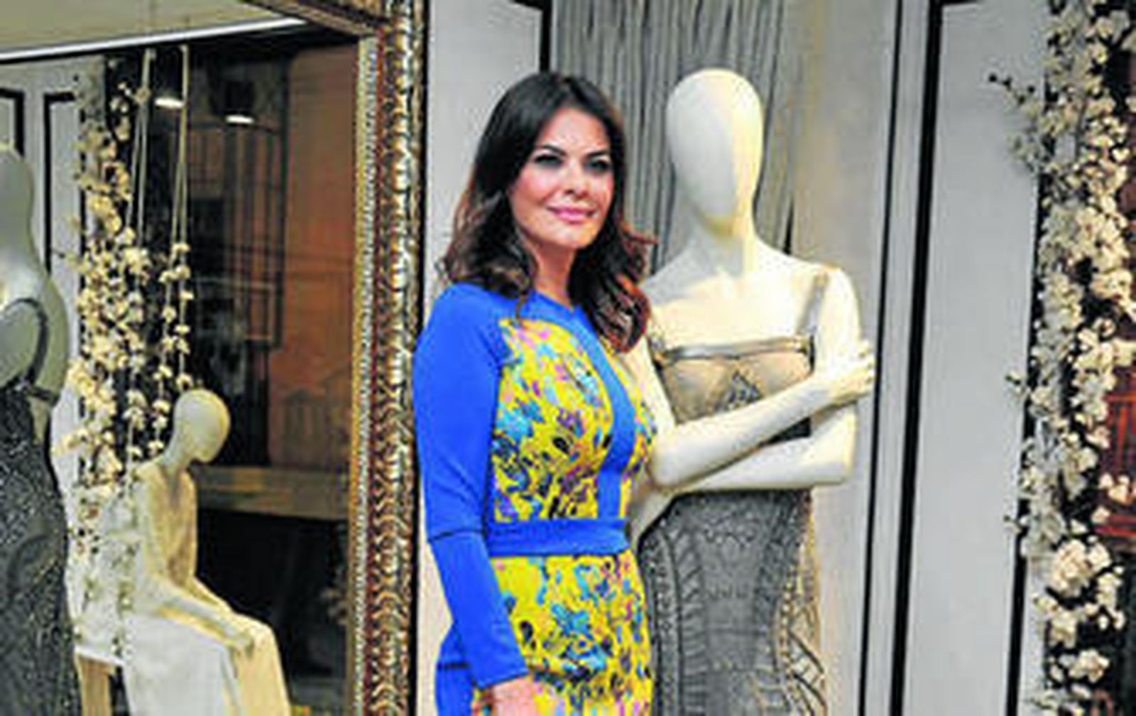 La modelo y diseñadora junto a uno de sus vestidos.