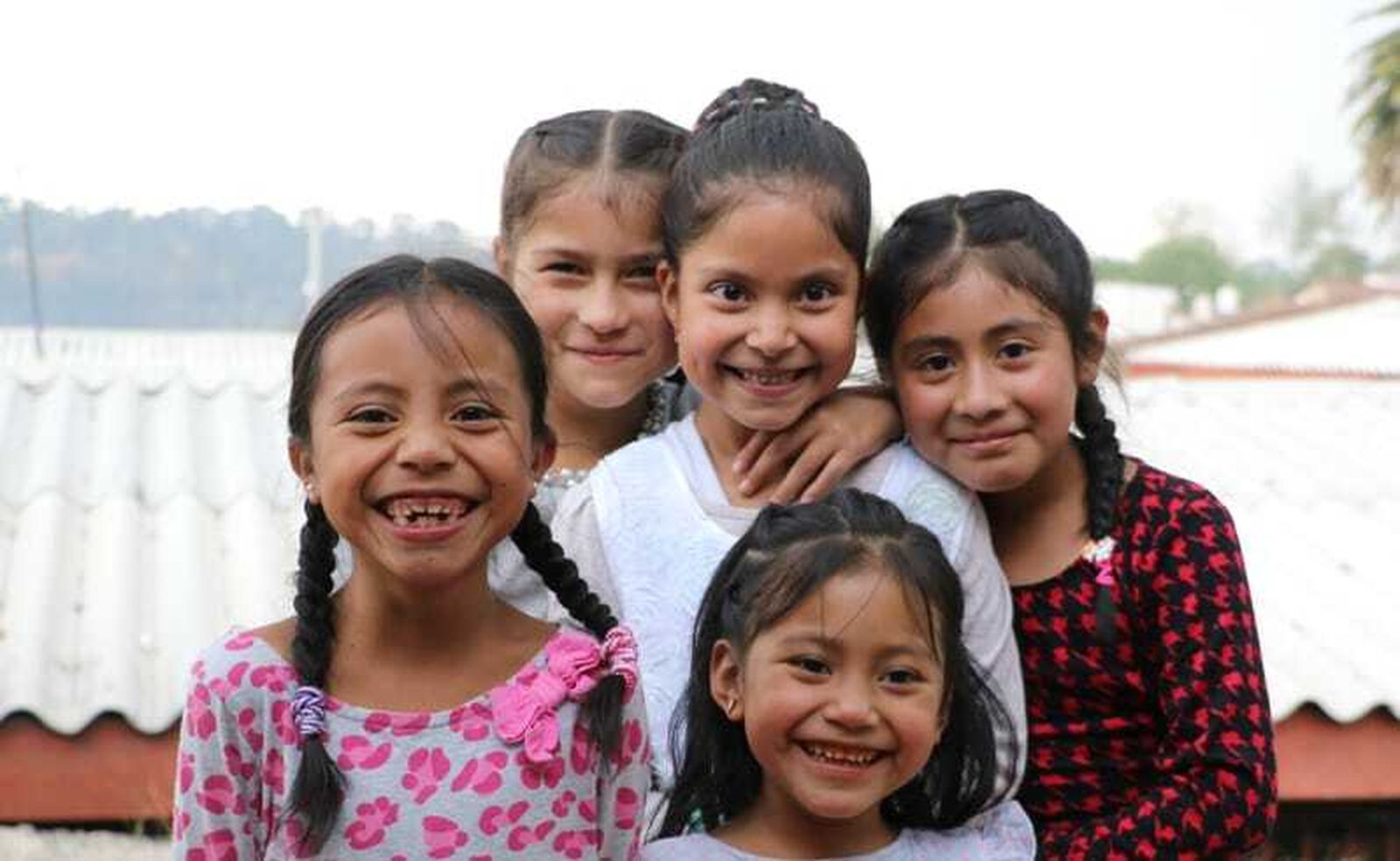 Pequeños ayudados por Manos Unidas.