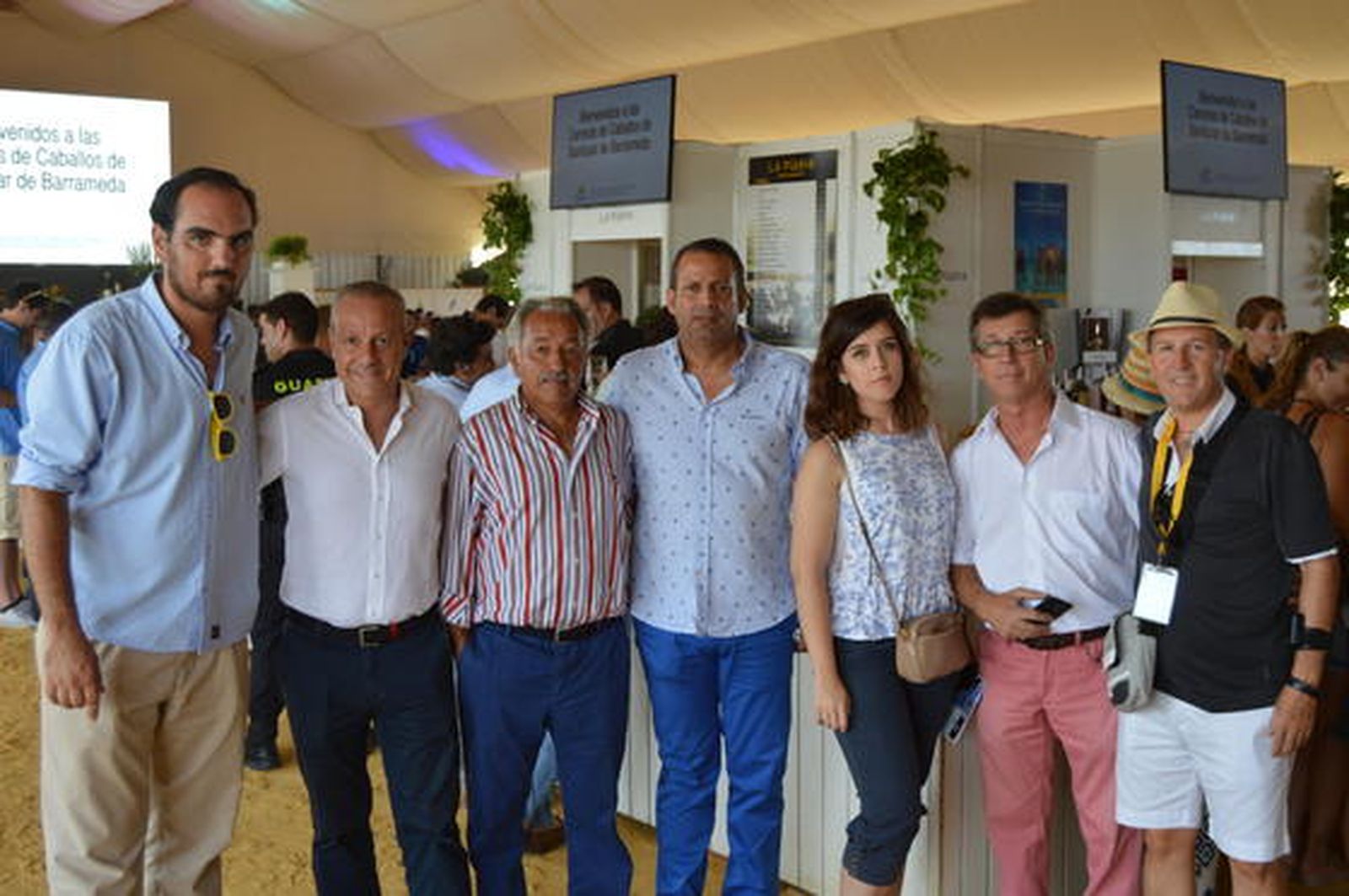 Edmundo Grant, Francisco Blázquez, José María Fernández, Javier Lamparero, Carmen Núñez, Ángel Núñez y Rafael Rivas, disfrutando del primer dia de carreras de caballos.

Foto: Ignacio Casas de Ciria