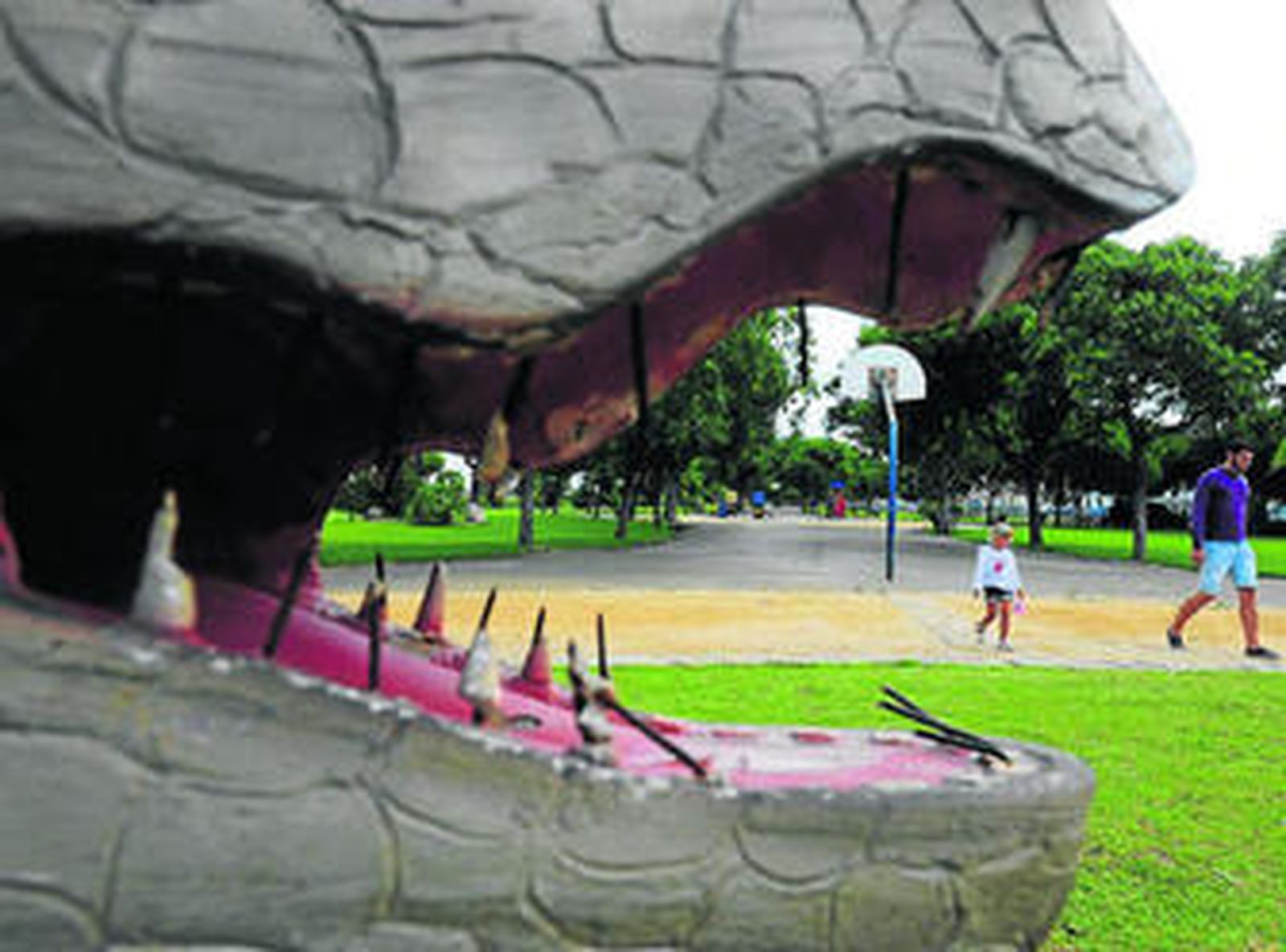 Uno de los dinosaurios del Parque del Oeste con los hierros de la dentadura al descubierto.