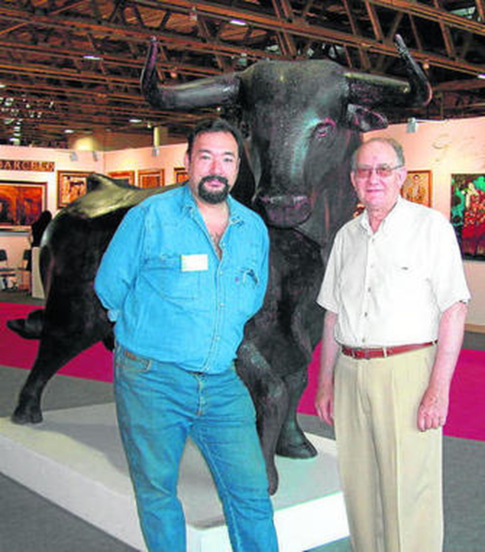 Antonio Quesada y José Leal ante una de sus esculturas taurinas.
