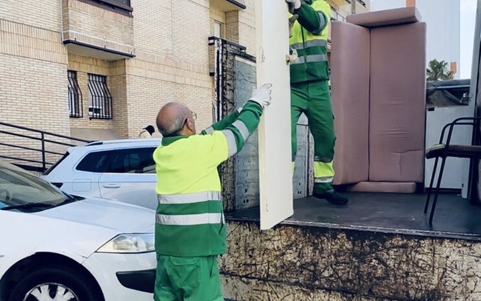 Una imagen del servicio de recogida domiciliaria de muebles y enseres.
