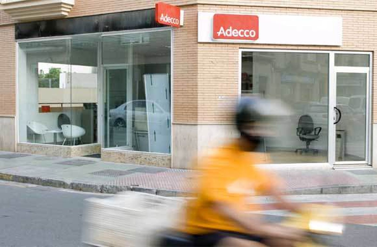 Adecco ofrecerá formación gratuita y prácticas a jóvenes desempleados