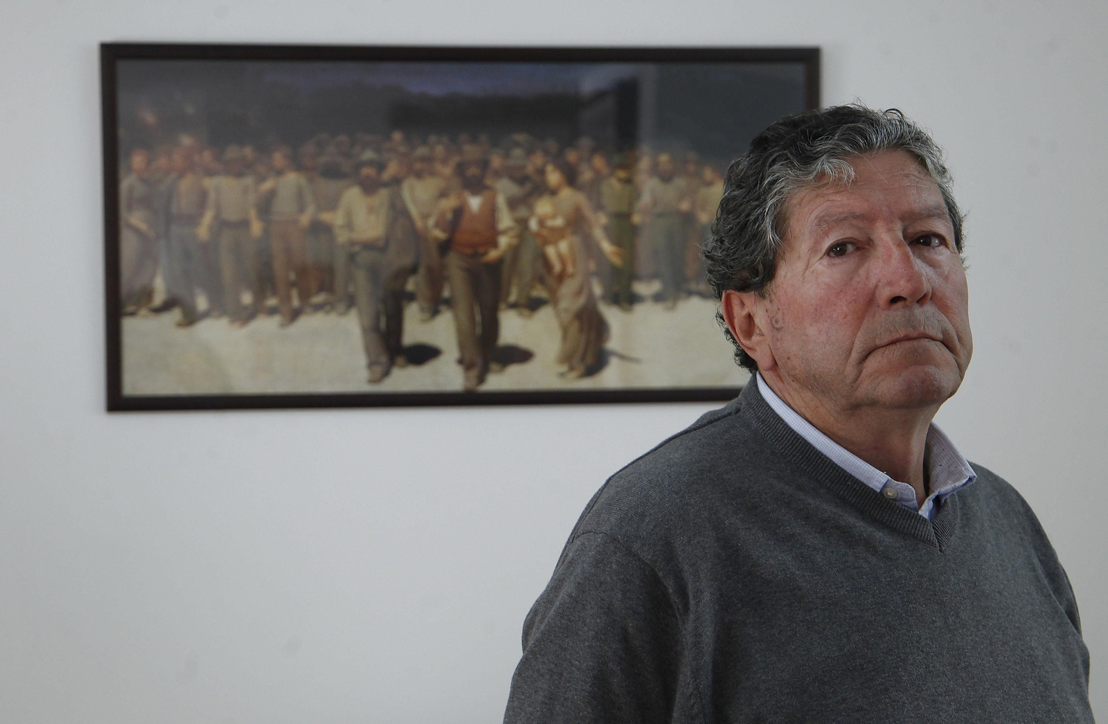 José Antonio Nieto, en su despacho de abogados de Las Golondrinas, junto al cuadro 'El Cuarto Estado' de Pellizza da Volpedo.