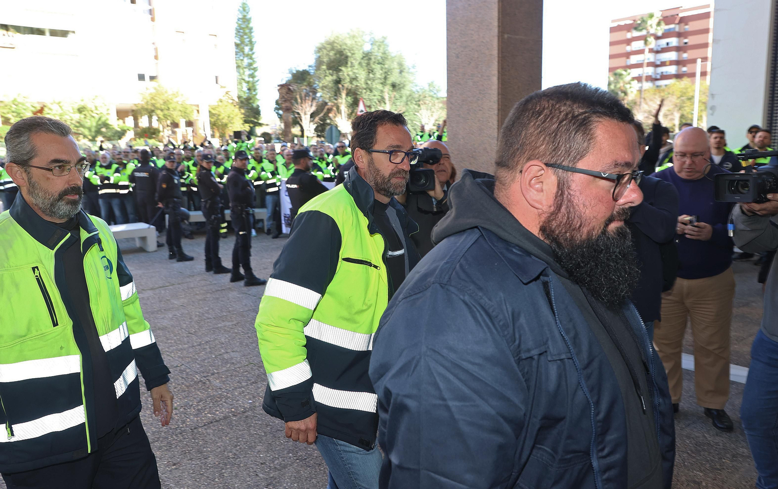 Imágenes de la entrada a los juzgados de los delegados sindicales de Acerinox en Algeciras