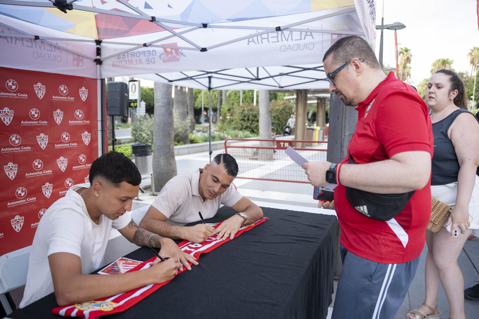 Los jugadores de la UDA Thalys y Andrés firman autógrafos
