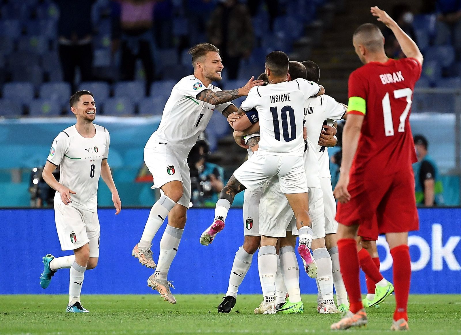 Los jugadores italianos celebran uno de los tantos frente a Turquía en el partido inaugural de la Eurocopa.