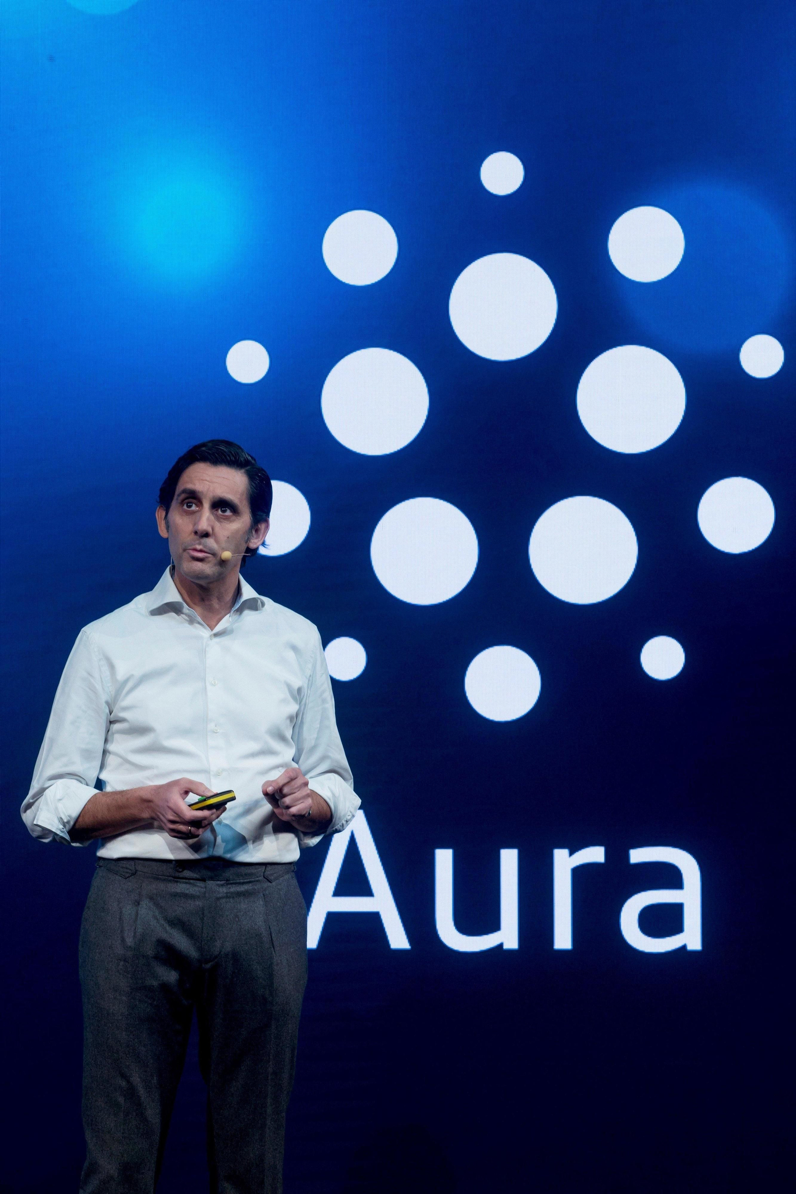 El presidente de Telefónica, José María Álvarez-Pallete, presenta Aura ayer en el Mobile World Congress de Barcelona.