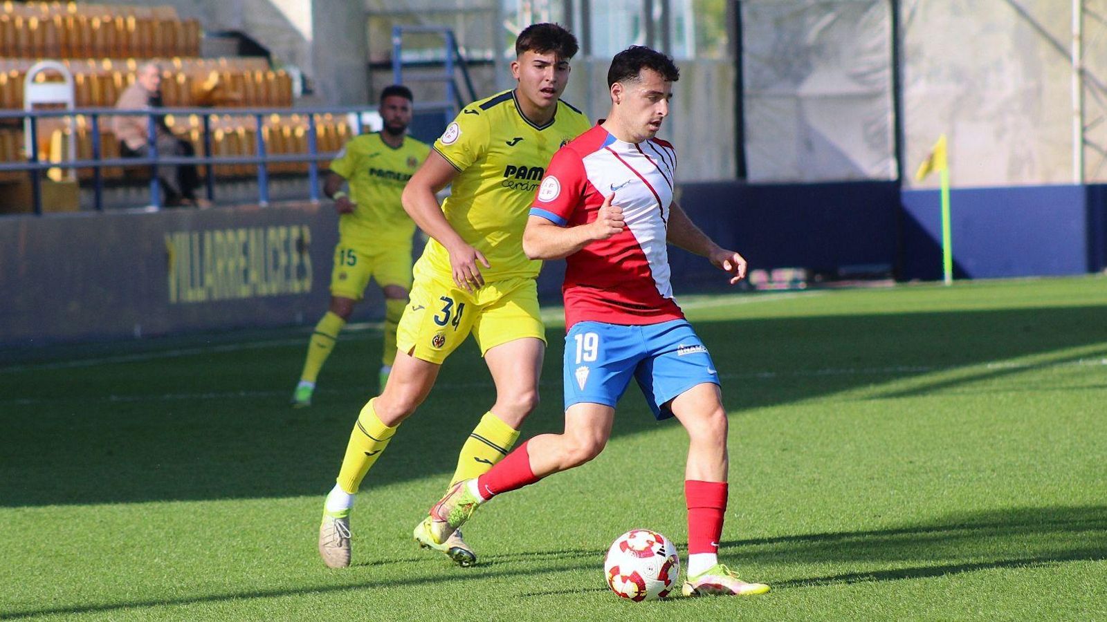 Marino lleva el balón ante Toni Tamarit.