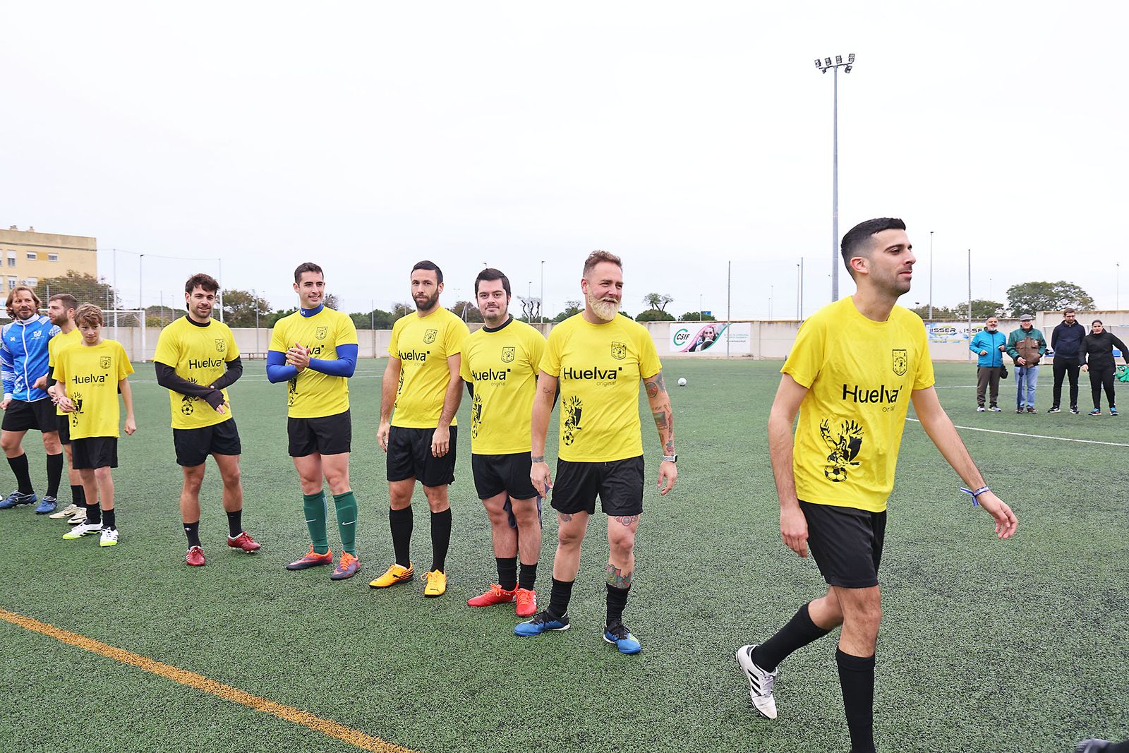 Periodistas y políticos disputan su tradicional partido navideño de fútbol