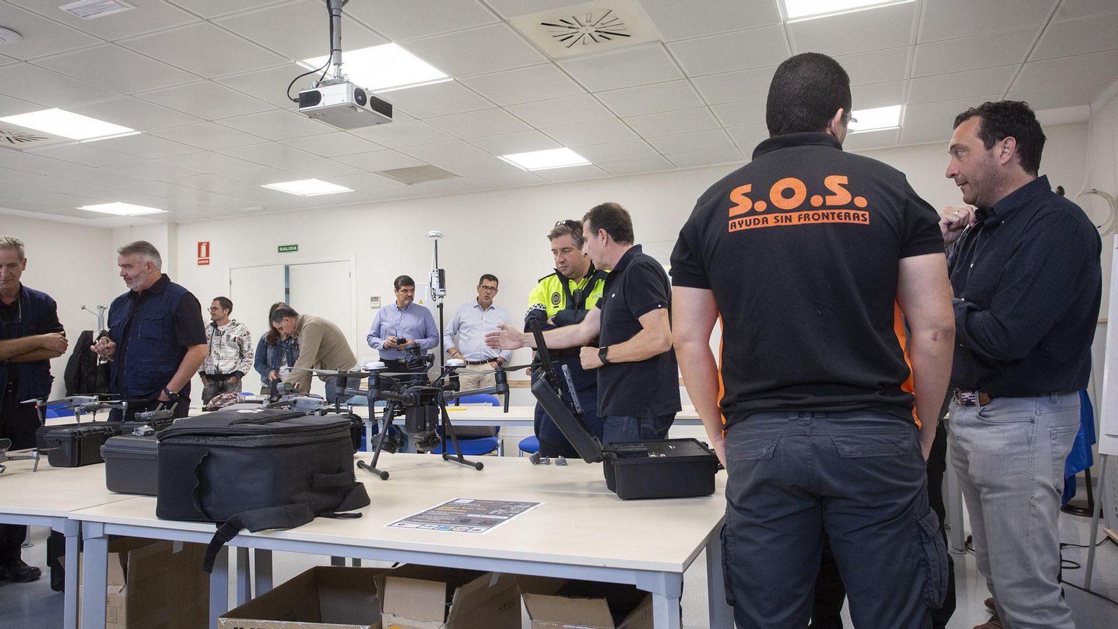 El presidente del Sppme, Luis Val (a la derecha), dialoga con otro de los asistentes.