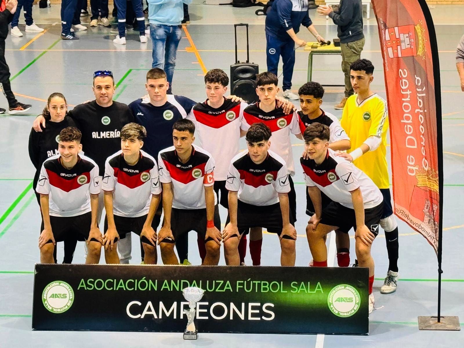 Los jugadores de la selección almeriense posan con el título conseguido.