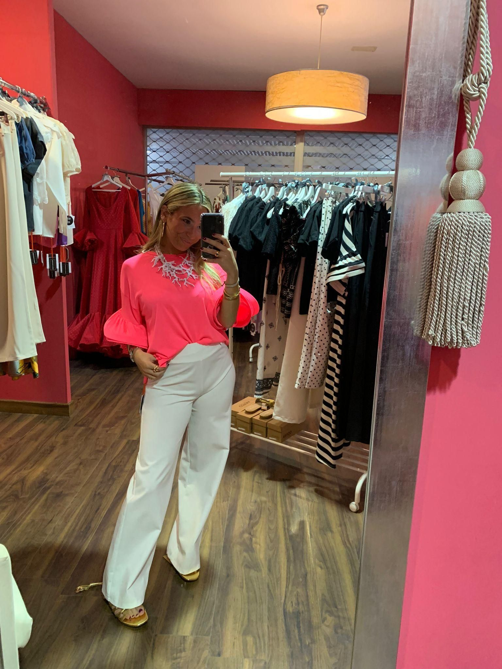 Una de las camisetas con volantes que ha conquistado a las influencers sevillanas.