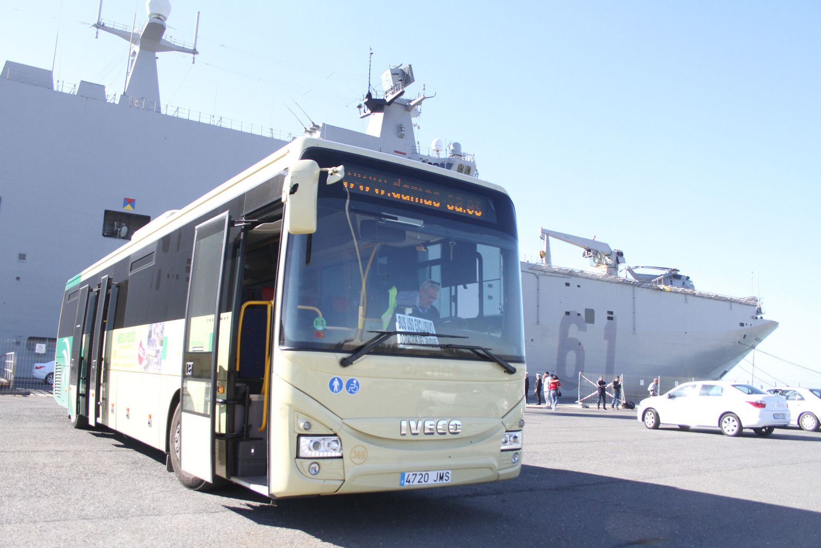 Imágenes de las primeras horas del portaaviones "Juan Carlos I" en el puerto de Huelva, durante su visita este fin de semana