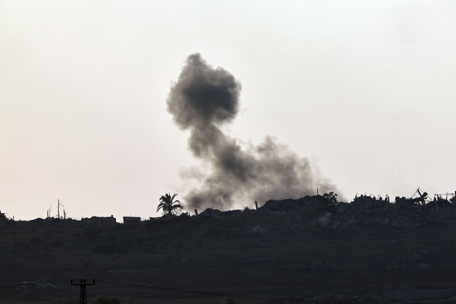 Una columna de humo en las afueras de Ciudad de Gaza.