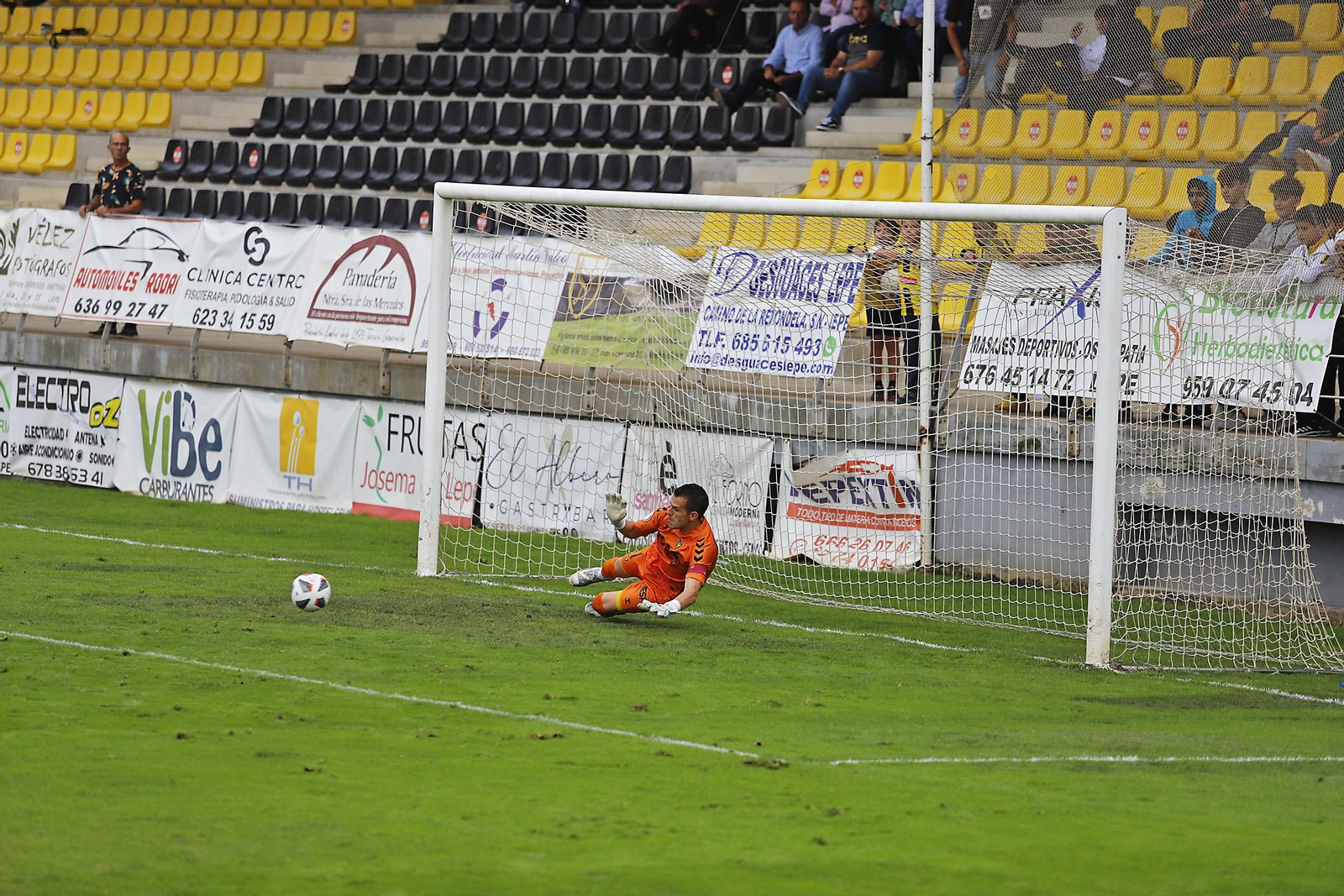 Imágenes del encuentro entre el San Roque de Lepe y UCAM Murcia
