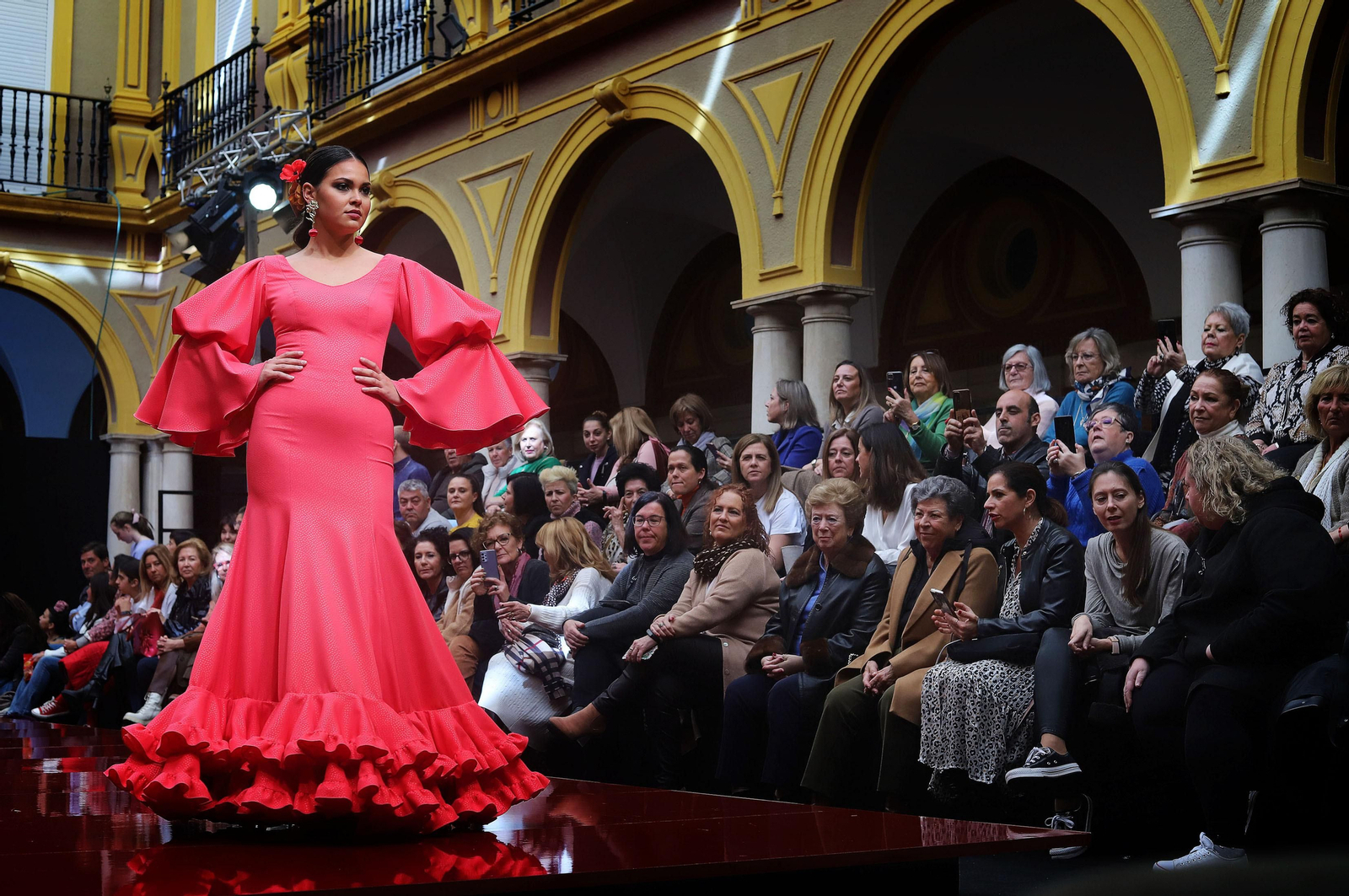 Huelva Flamenca 2023. Imágenes del desfile benéfico de El Ajolí a favor de Cruz Roja Española