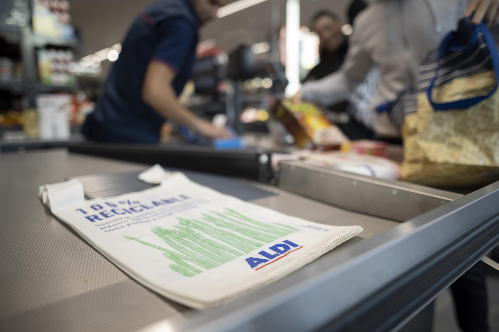 Imágenes de la inauguración del nuevo ALDI en la avenida de Andalucía