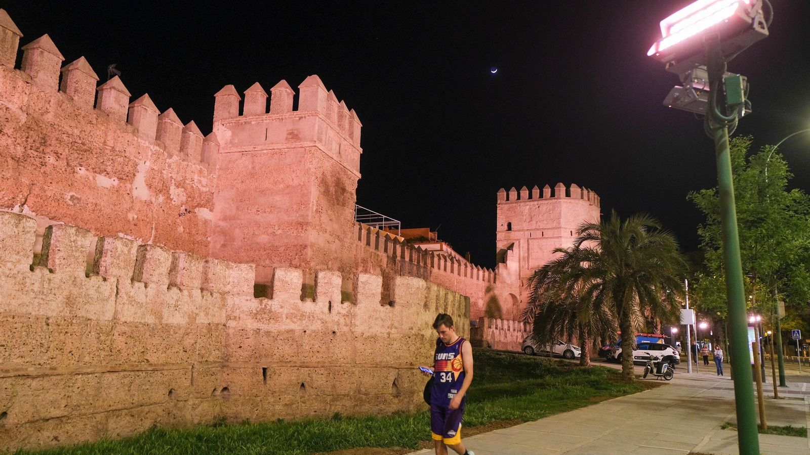 La muralla de la Macarena, iluminada de noche.