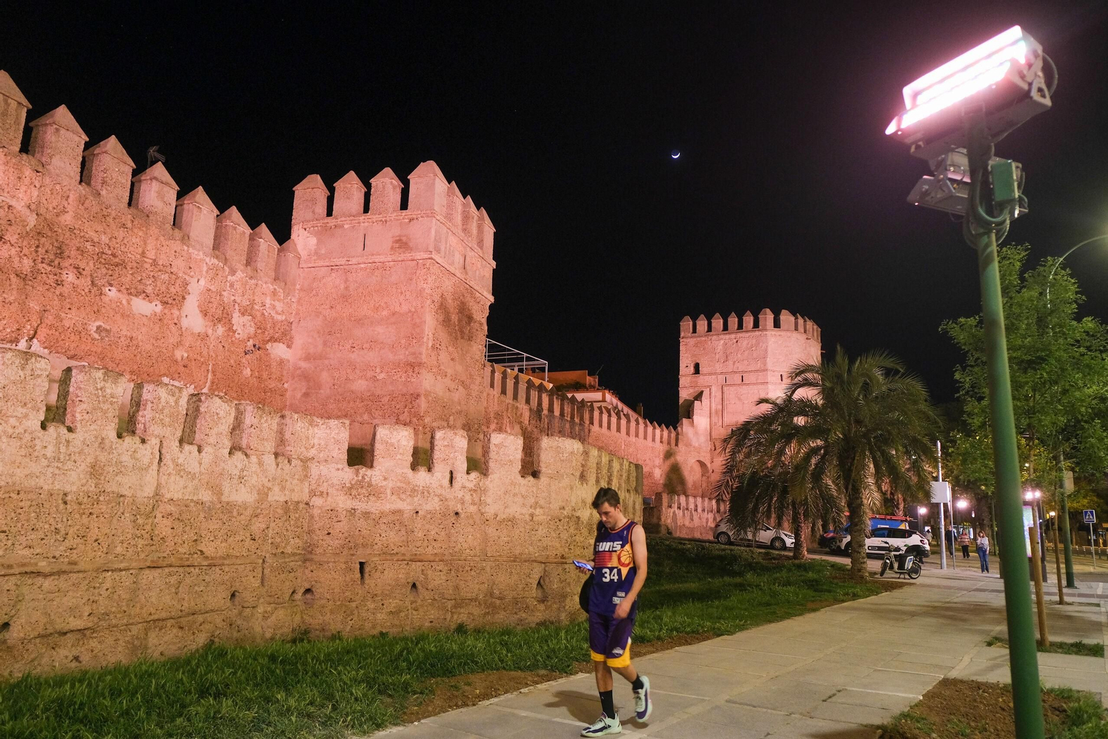 La muralla de la Macarena, iluminada de noche.